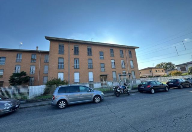 LARGE AND BRIGHT FOUR-ROOM APARTMENT WITH GARAGE AND CELLAR