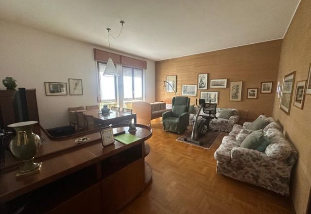 LARGE AND BRIGHT THREE-ROOM APARTMENT WITH KITCHEN ON THE TOP FLOOR
